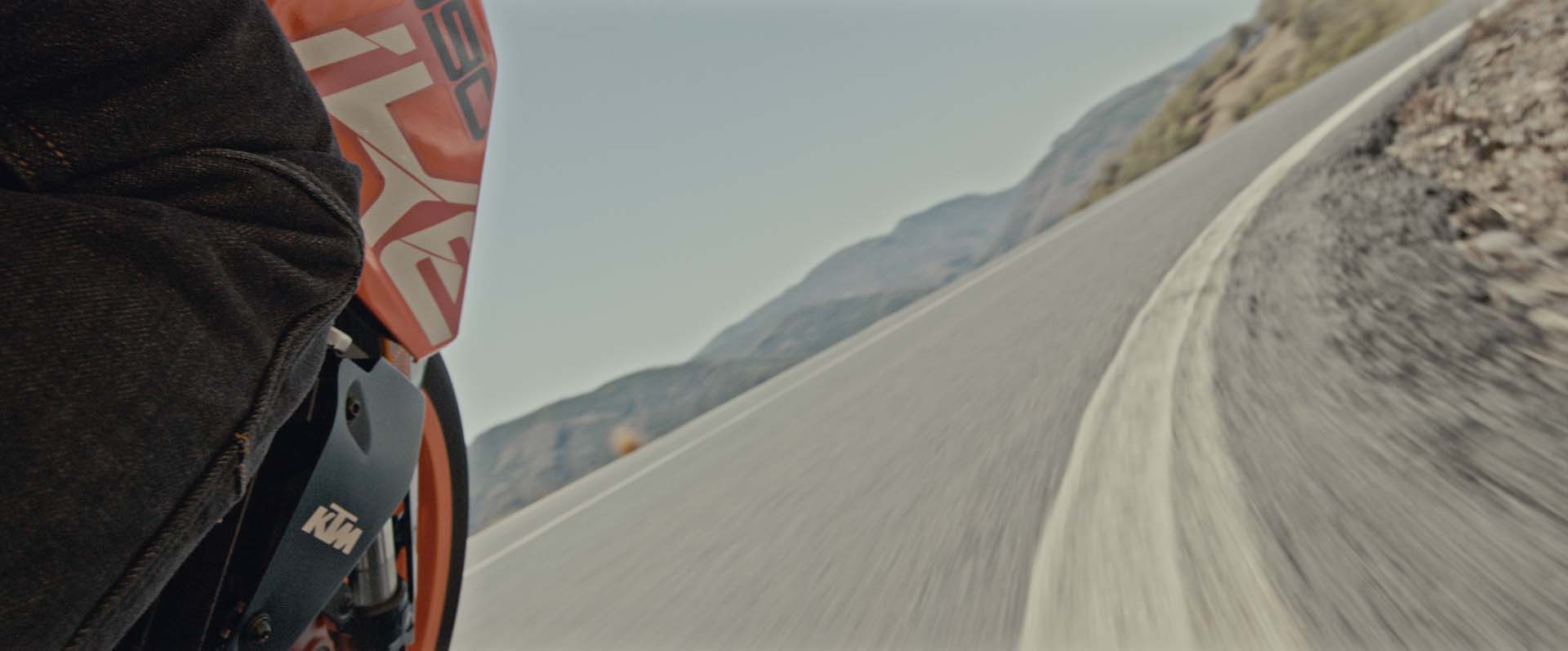 KTM_390_still_10